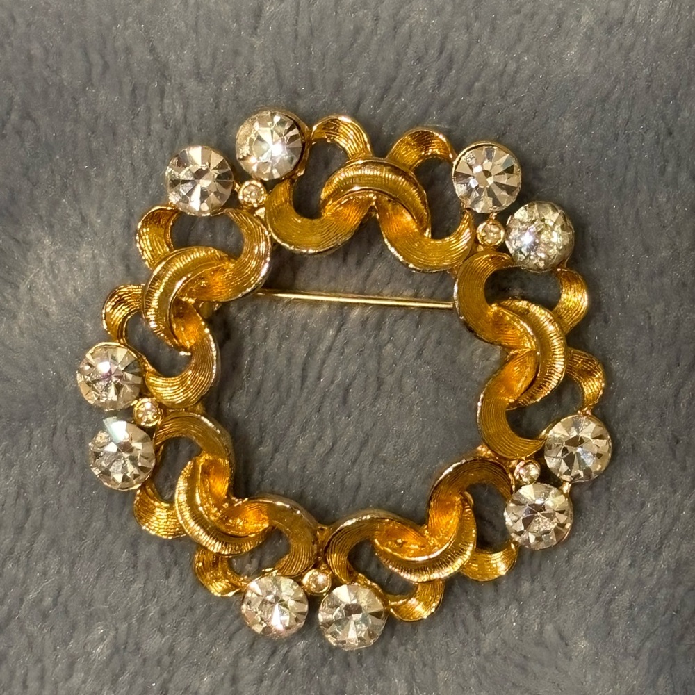 Vintage gorgeous gold tone circle wreath Brooch with rhinestones.